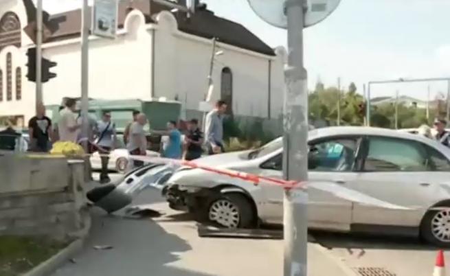 Кола се вряза в търговски център в София, пострадали