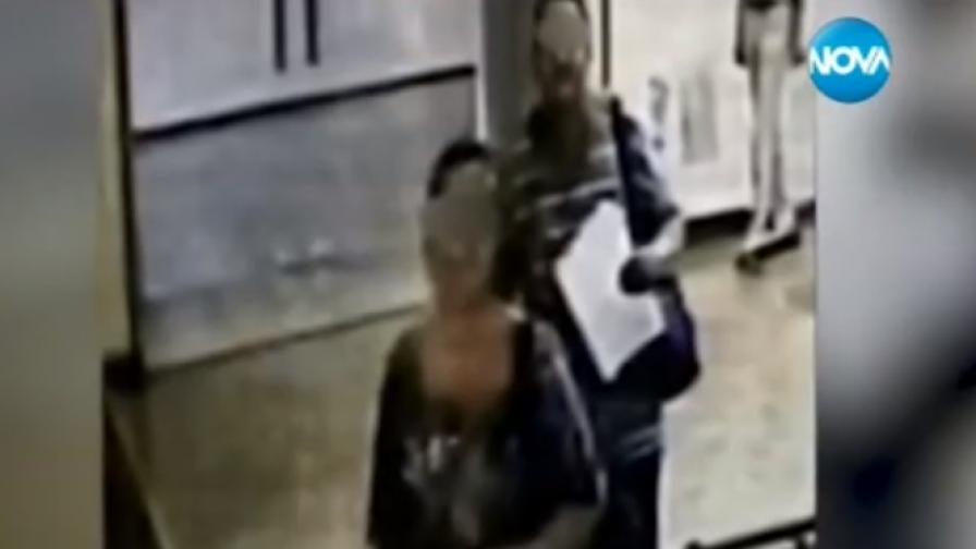 Българки пръскали за чудеса в музеи в Атина, съдят ги