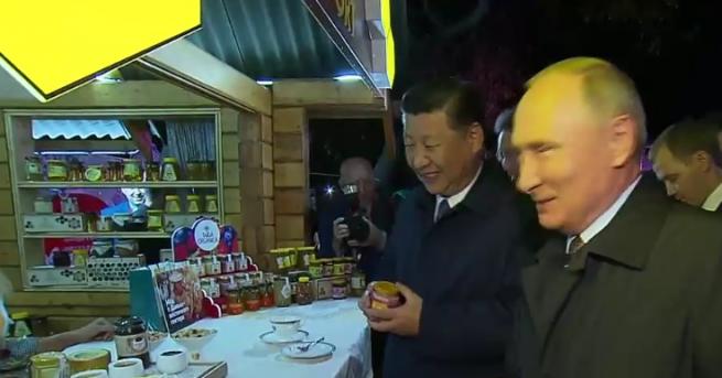 Руският президент Владимир Путин плати за меда на китайския си
