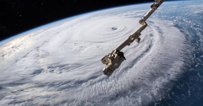 Ураганът „Флорънс“ леко отслабна, докато се движи към крайбрежието на