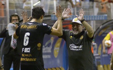 Марадона с ударно начало в Мексико