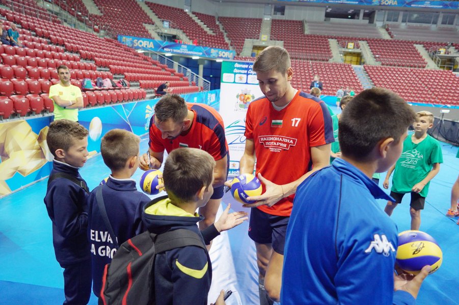 Волейболистите зарадваха десетки деца с автографи и селфита1