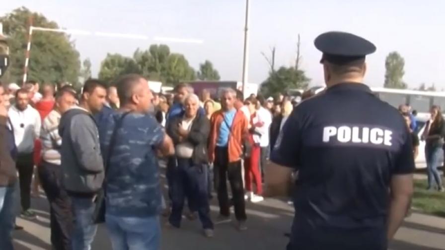 Работници във "Винпром Карнобат" блокираха жп линията Бургас-София