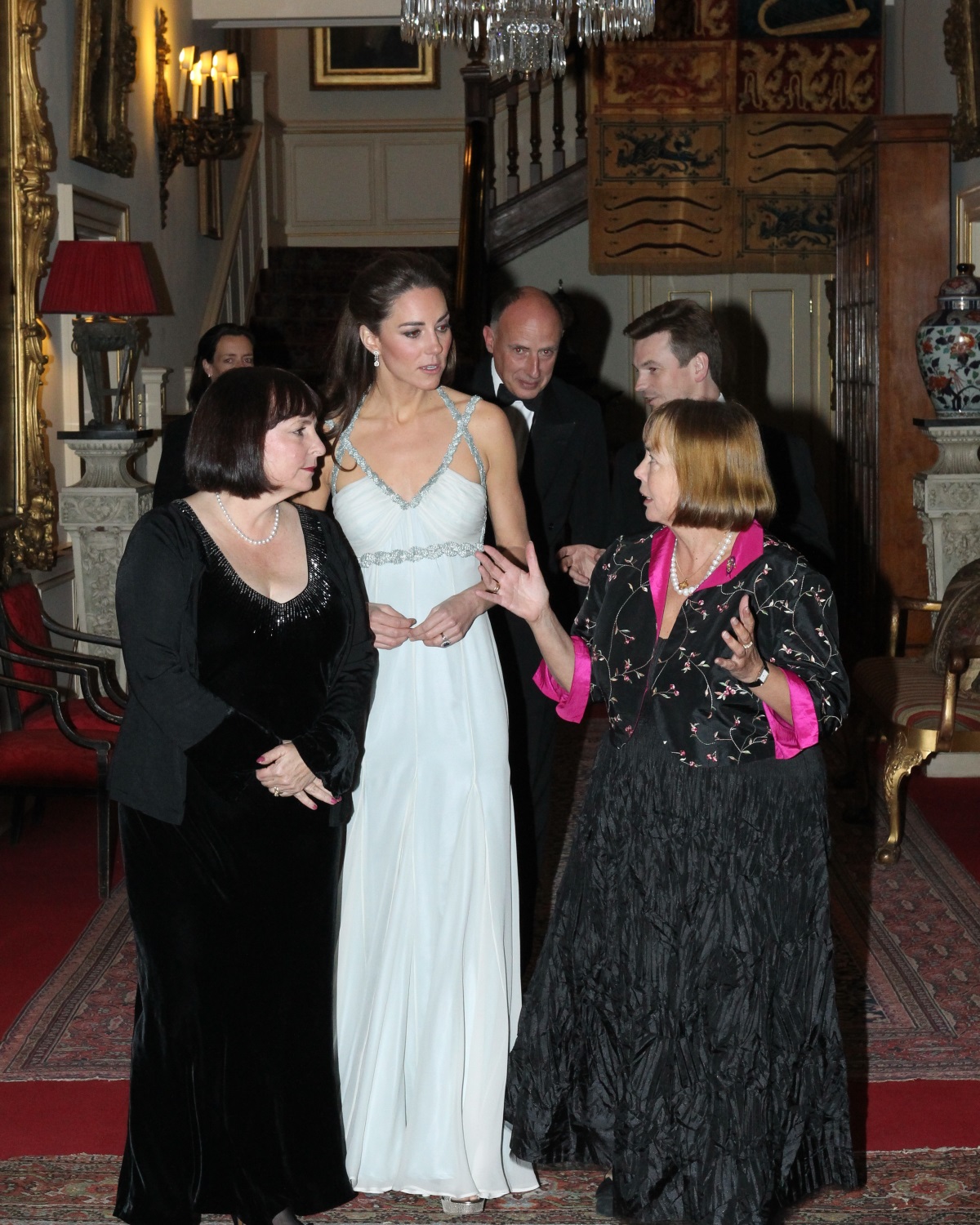 За първи път, откакто стана херцогиня на Съсекс, Меган Маркъл се появи на официално събитие сама. Херцогинята присъства на откриването на изложба в Кралската академия по изкуствата в Лондон. На нея бяха представени произведения на изкуството от Австралия, Нова Зеландия, Фиджи и Тонга. За повода херцогинята избра елегантна черна рокля на "Живанши" в комбинация с високи обувки и малка чантичка.