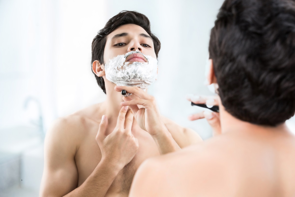 1. Не сменяте достатъчно често самобръсначката – ако не сменяте редовно ножчетата това затруднява бръсненето, полагате повече усилия и така наранявате кожата. Освен това специалистите препоръчват да използвате машинка пред обикновената самобръсначка. Така ще щадите кожата на лицето си.
