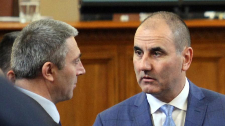 <p>Цветанов и Карадайъ с изненадваща среща в парламента</p>