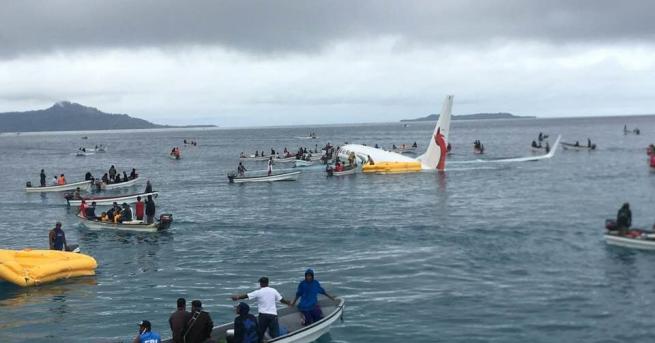 Боинг 737 на компания Air Niugini кацна в лагуна след