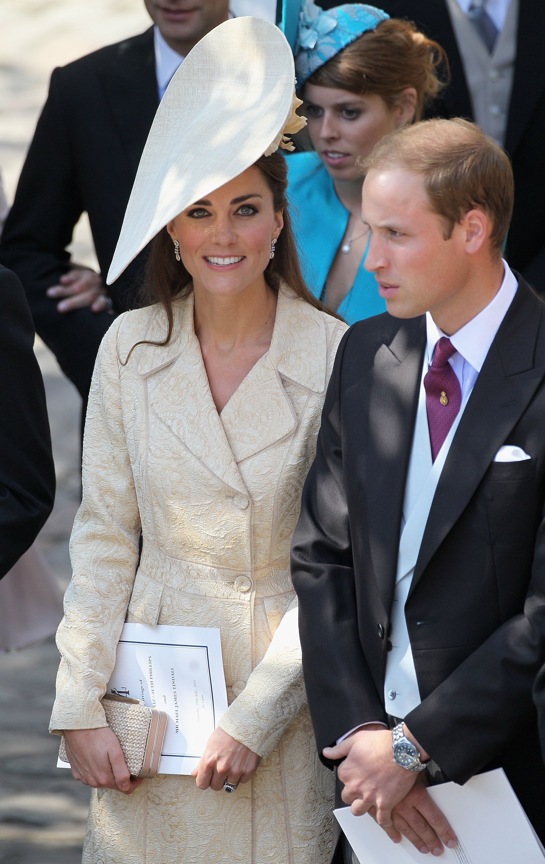 Кейт Мидълтън на сватбата на Зара Филипс. Шапката е същата, с която херцогинята бе на сватбата на Меган Маркъл. 