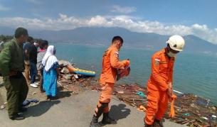 Стотици жертви на цунами в Индонезия (видео)