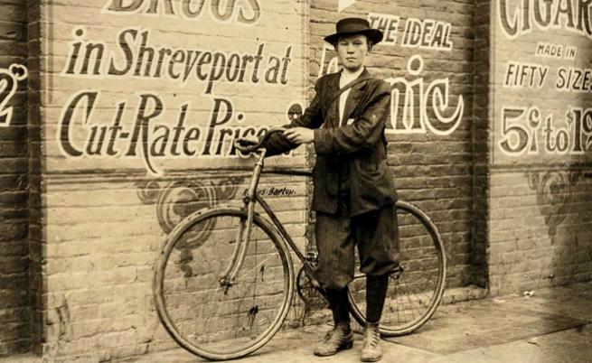 Ноември 1913 г.: Хауърд Уилямс, 13 г. Работи всеки ден от 9:30 ч. до 22:30 ч. Обслужва зоната на червените фенери и казва, че фирмата му не може да задържи пощальоните си, защото ги кара да работят твърде много.