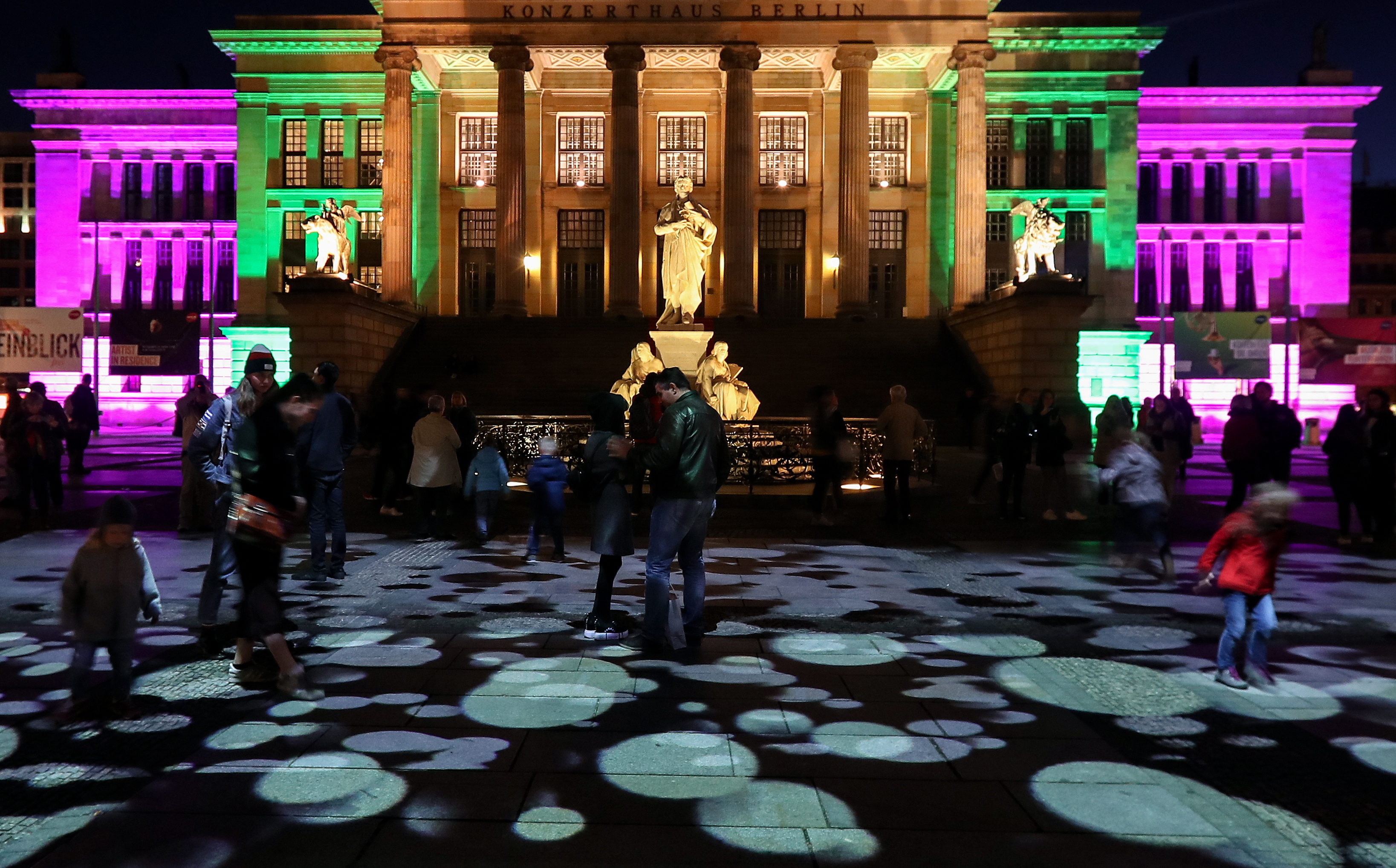 Фестивалът на светлината "Berlin leuchtet", в Берлин, Германия. Исторически сгради, търговски центрове, забележителности и мостове са осветени със светлинни инсталации, лазерни и 3D прожекции по време на събитието. Фестивалът се провежда от 28 септември до 13 октомври 2018 г.