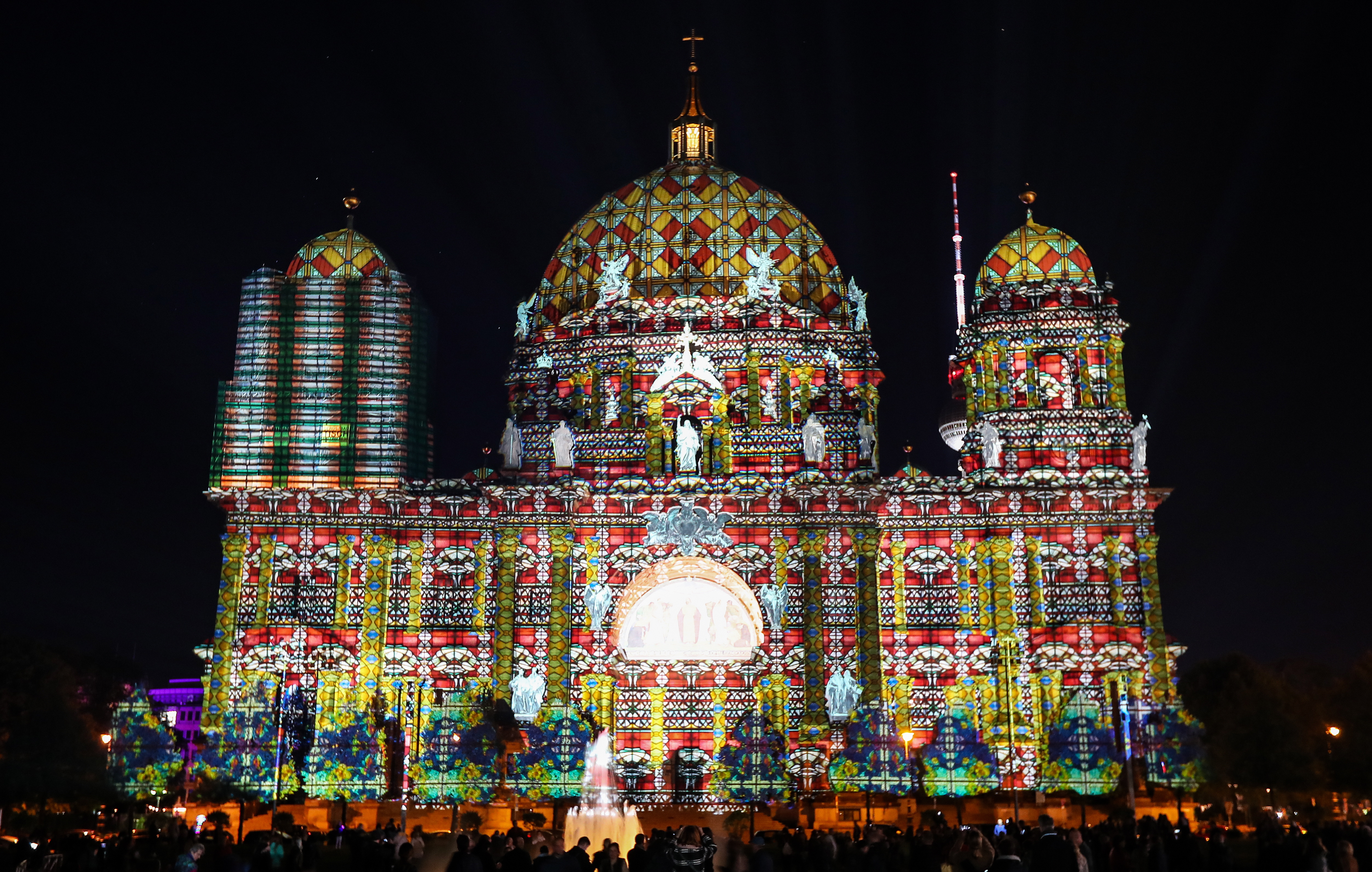 Фестивалът на светлината "Berlin leuchtet", в Берлин, Германия. Исторически сгради, търговски центрове, забележителности и мостове са осветени със светлинни инсталации, лазерни и 3D прожекции по време на събитието. Фестивалът се провежда от 28 септември до 13 октомври 2018 г.