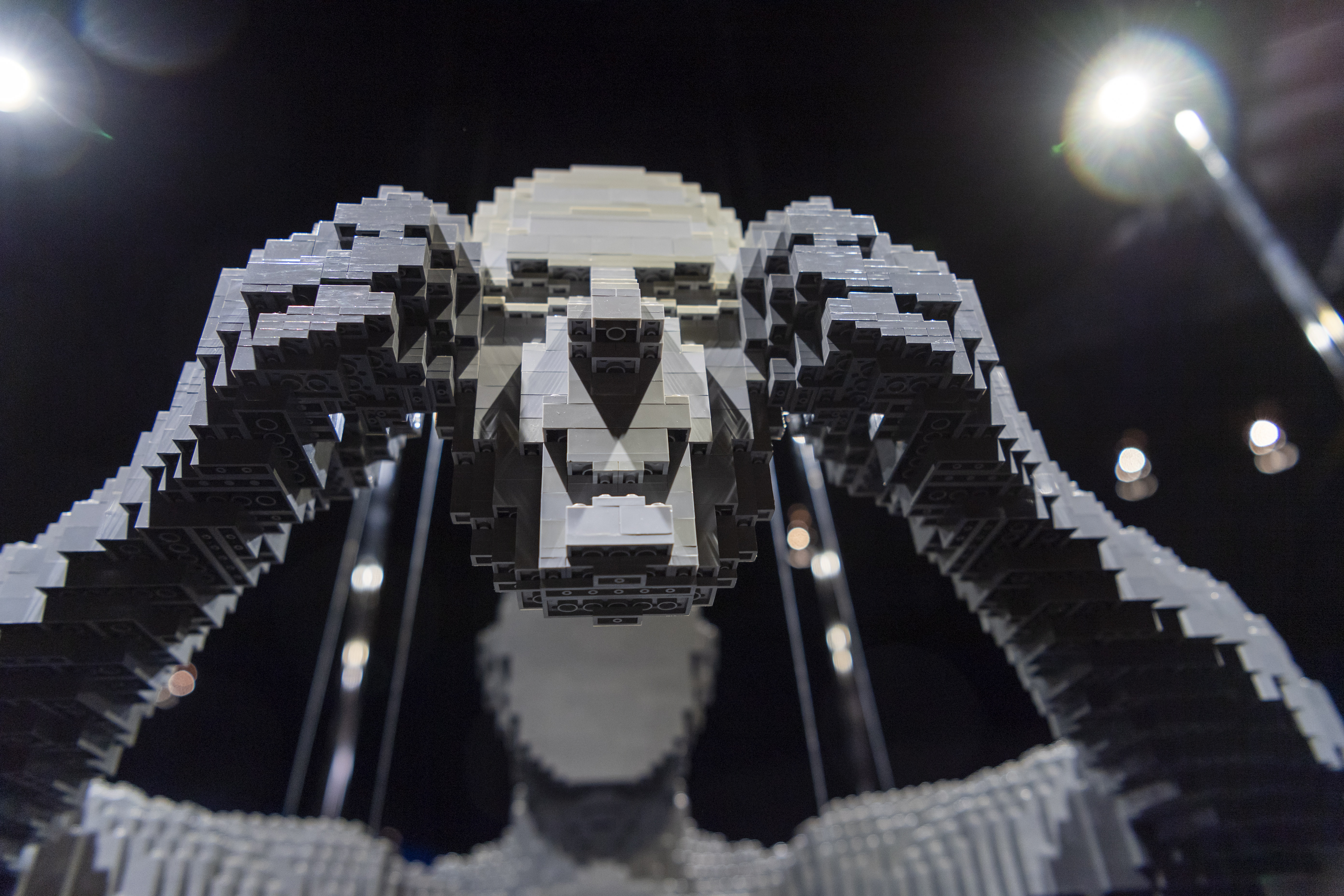 Изложбата "Изкуството на тухличката" в Женева, Швейцария. Изложбата с тухличките на Лего от американският художник Натан Сауеа ще бъде отворена за посетители от 4 Октомври 2018 г. до 6 януари 2019 г.
