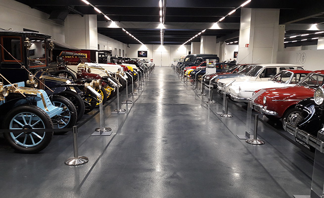  Домакините от Renault Classic прецизират два пъти, че това не е музей, е гараж на огромна част от историческите модели на марката, като всеки един от тях е в придвижване. Част от експонатите взеха присъединяване в ретро парада във френската столица, който отпразнува 120-годишнината на Автомобилен салон Париж. 