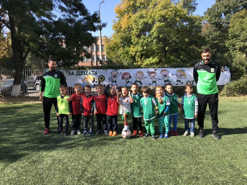 Емил Костадинов откри футболен терен в детска градина1