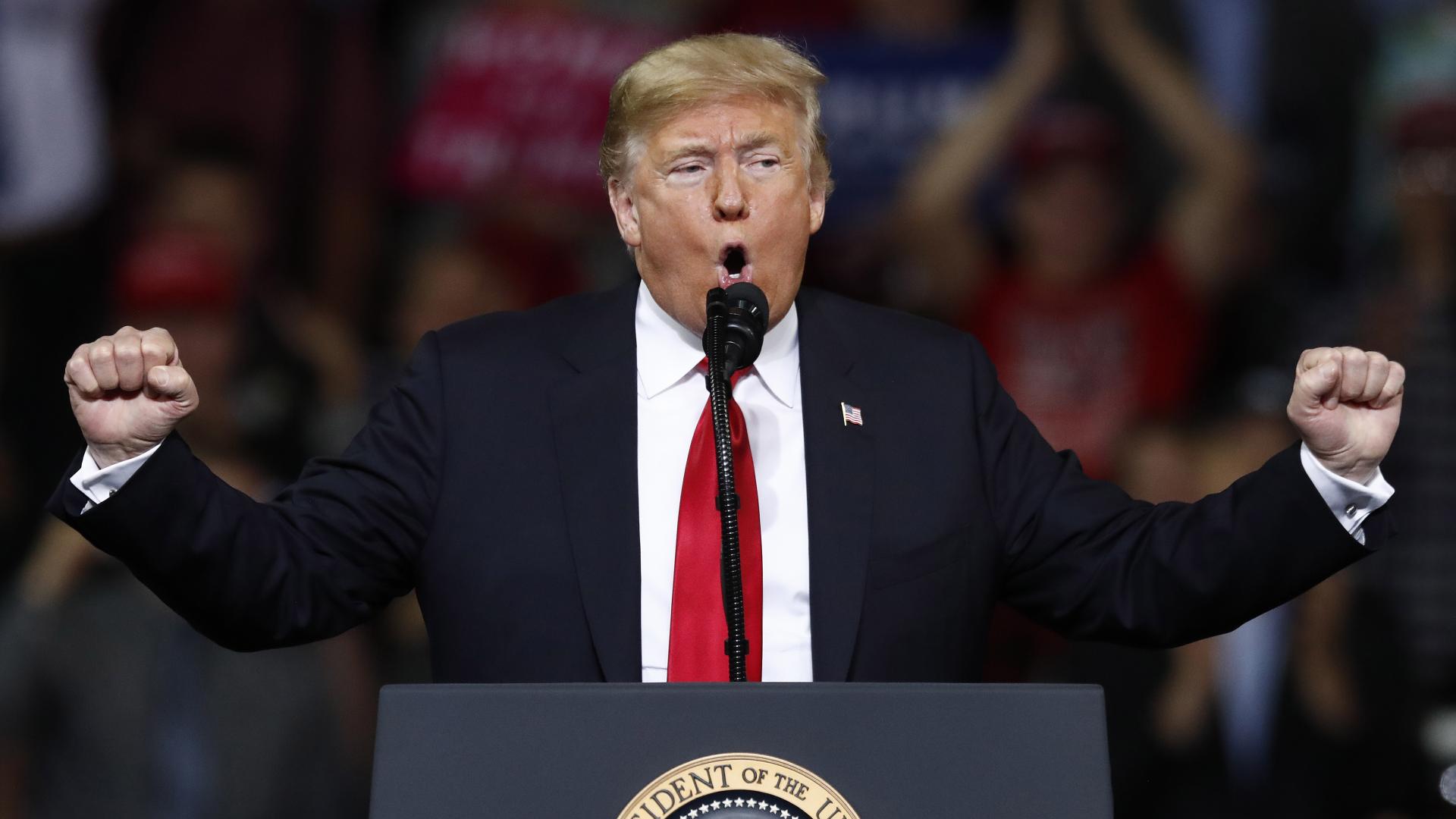 Няколко конгресмени от Демократическата партия изразиха подозрения че президентът на