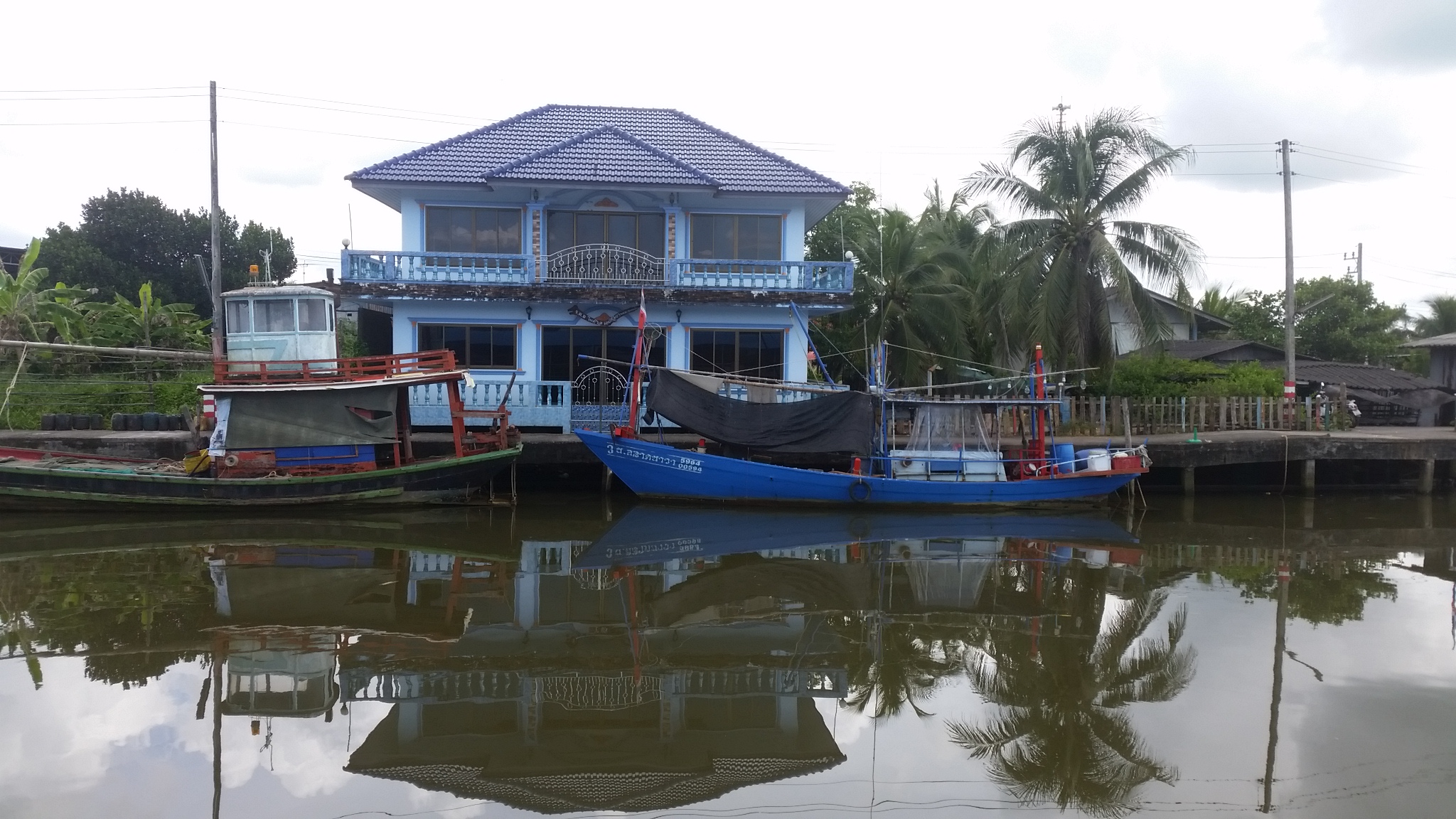 Бан Нам Чиао се намира на източното крайбрежие на Тайланд, в област Трат.
