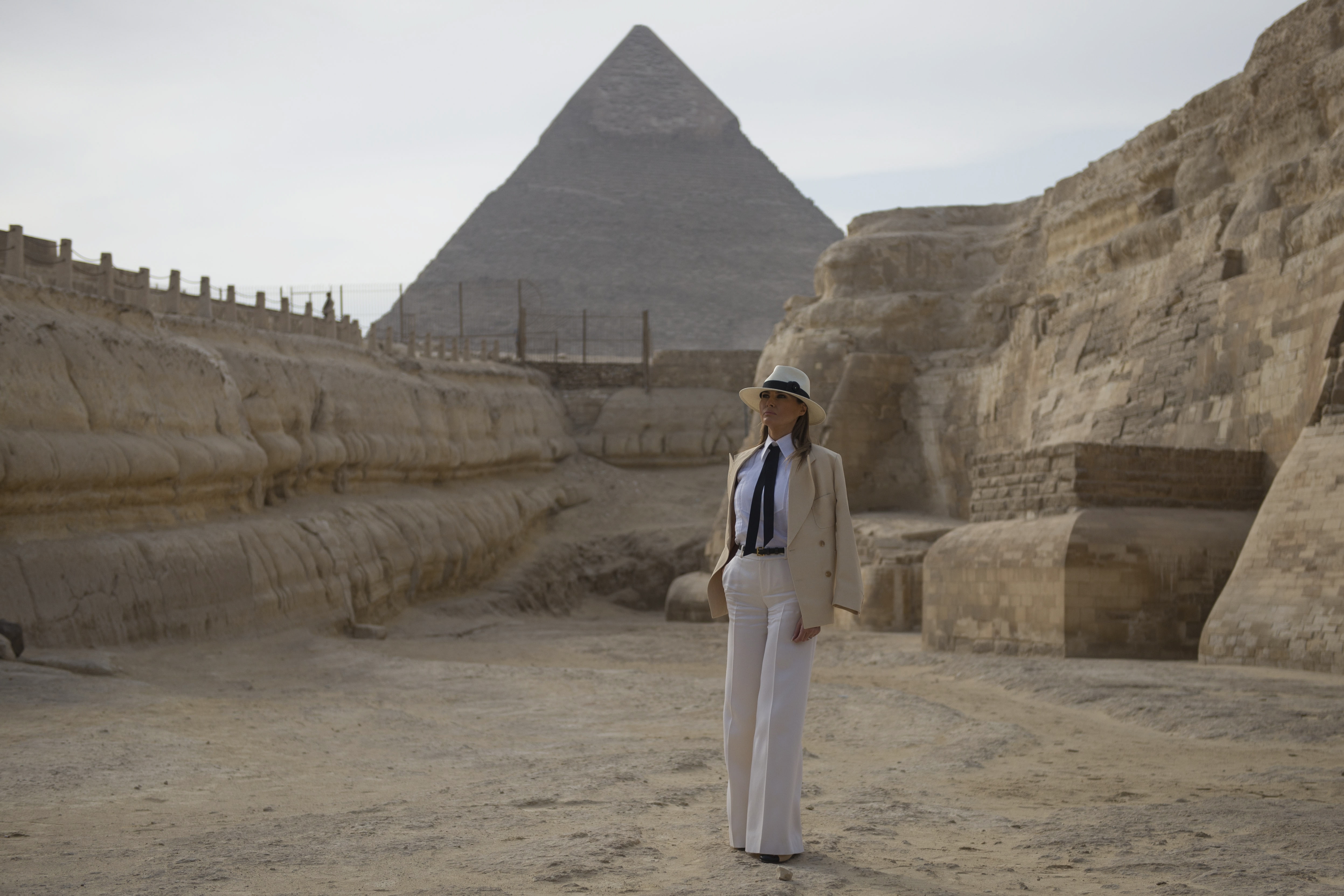 Първата дама на САЩ Мелания Тръмп приключи африканската си обиколка с посещение в Египет, където разгледа пирамидите и сфинкса в Гиза.