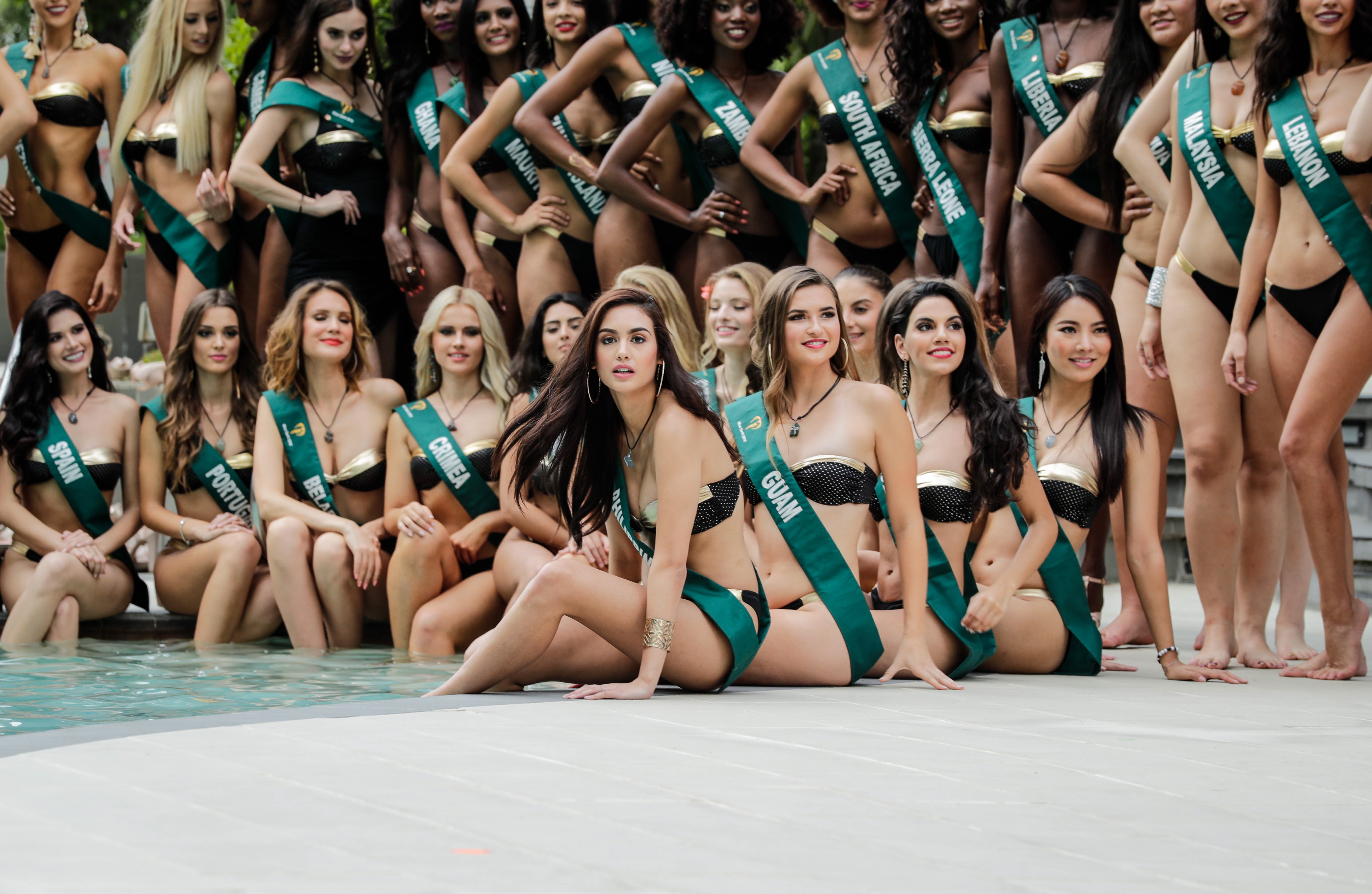 Участнички в конкурса "Мис Земя 2018" дефилират по бански пред фотографите край басейн в столицата на Филипините - Манила