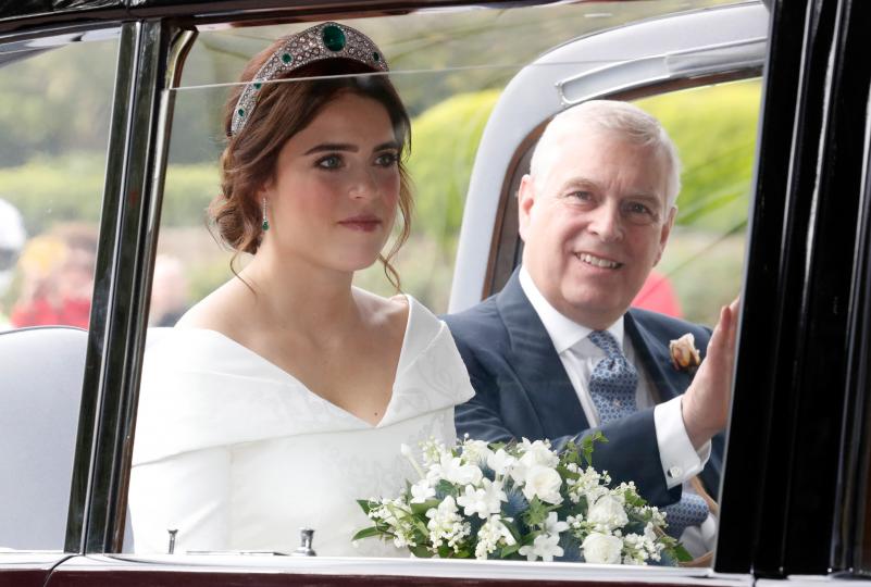 <p>Внучката на кралица Елизабет II Юджини се омъжи за дългогодишния си приятел Джак Брууксбанк.</p>