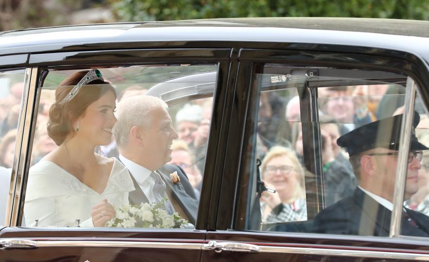 <p>Внучката на кралица Елизабет II Юджини се омъжи за дългогодишния си приятел Джак Брууксбанк.</p>