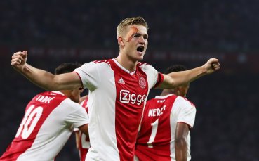 Легенда на Аякс: Де Лихт няма как да остане в отбора