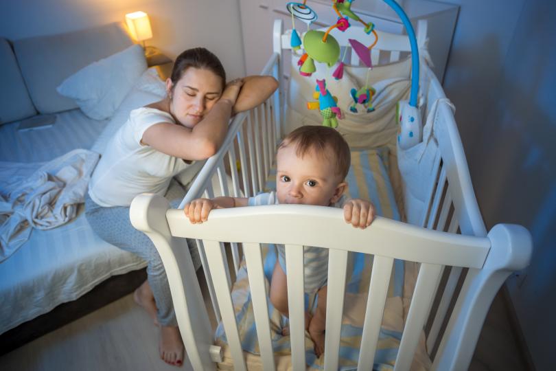<p><strong>Бебетата на спят!</strong> Ако бебето ви не спи цяла нощ, това не е защото сте&nbsp;лоши родители. Липсата на сън е защитен механизъм, а до&nbsp;първата година е нормално да не спят по 8 часа на нощ.</p>