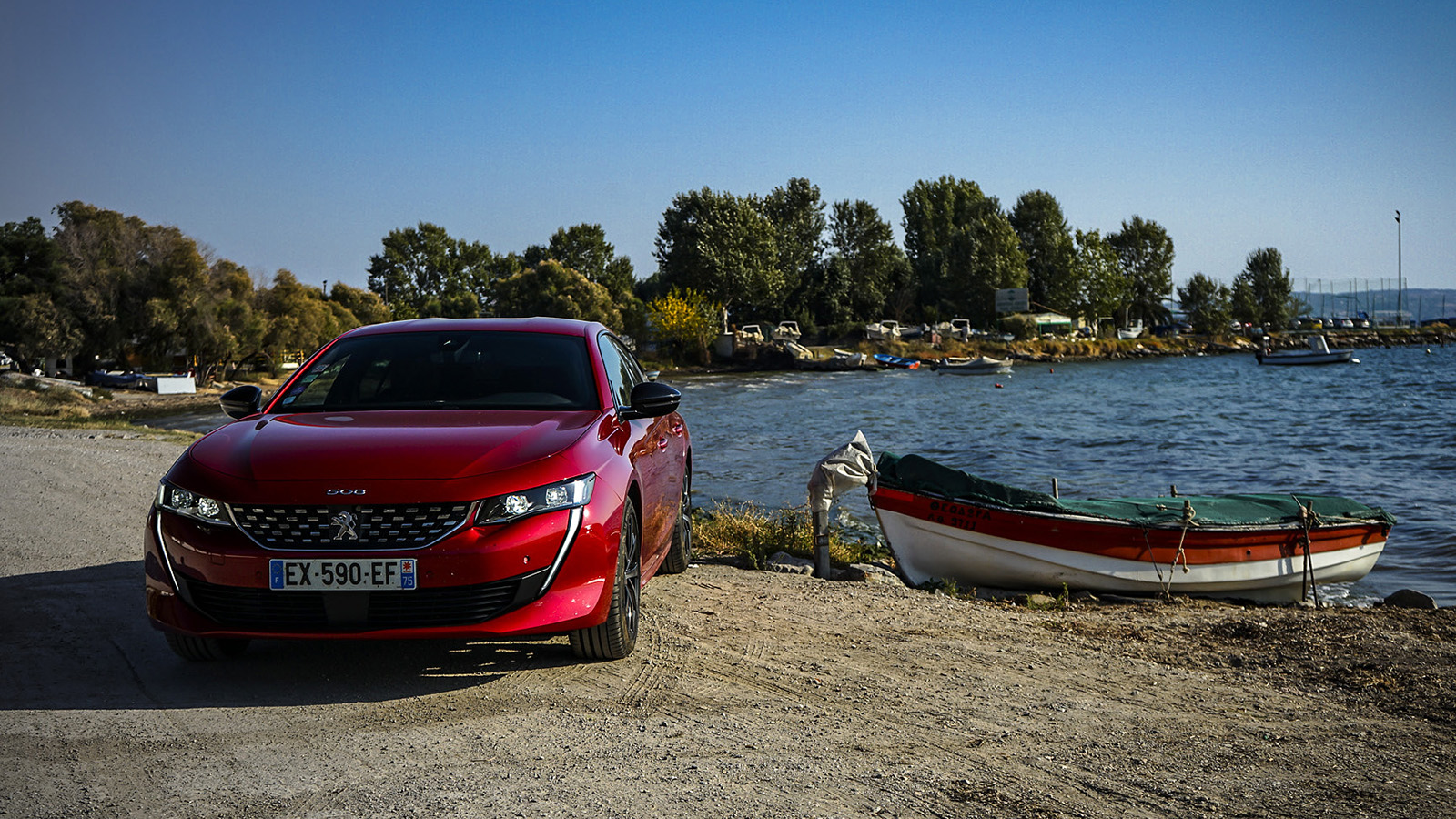 Peugeot създаде един от най-красиви си автомобили, за да преобърне представите за стереотипния сегмент D. 508 буквално крещи в лицето на всички установени играчи, като се цели изключително високо: BMW.