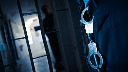  Оставиха в ареста 18-годишен, нападнал и откраднал 85 ст. от деца 