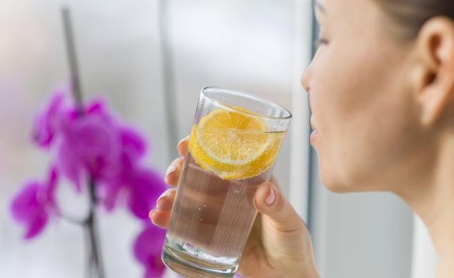 4 големи ползи от водата с лимон за кожата