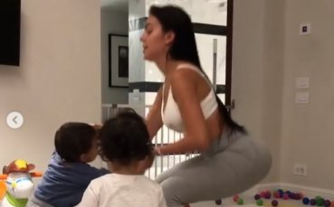 Половинката на Кристиано показа как тренира с децата