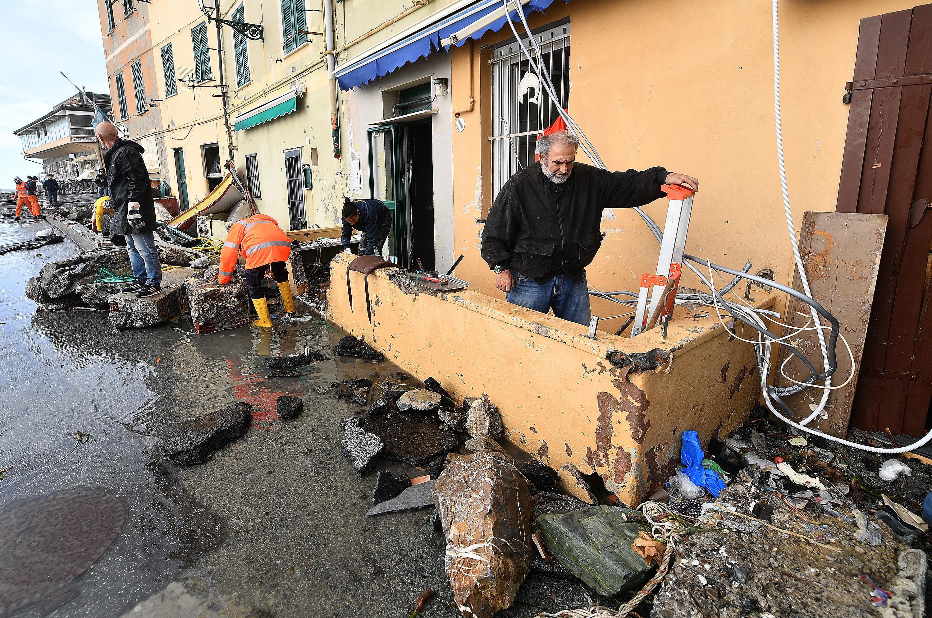 Дванадесет души загинаха в Италия заради лошото време, обхванало целия полуостров от няколко дни. 75% от Венеция беше залята от приливна вълна. Нивото на водата на емблематичния за града площад „Сан Марко“ достигна рекордните 156 см.