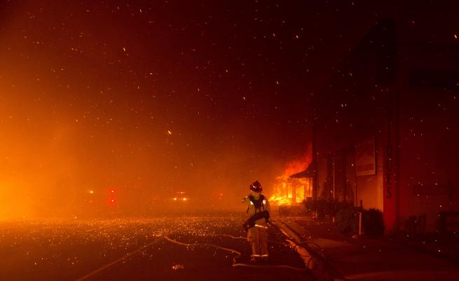 Бедствие, разрушения, хиляди бягат от огнения ад в Калифорния
