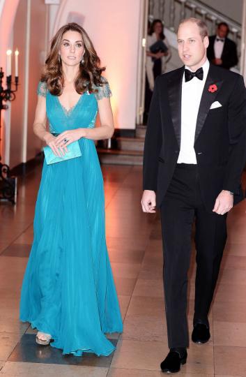 <p>Принц Уилям и херцогиня Катрин демонстрираха кралски стил и изтънченост на прием в Лондон. При появата си в залата херцозите на Кембридж изглеждаха като принц и принцеса, излезли от приказна история на Дисни.</p>