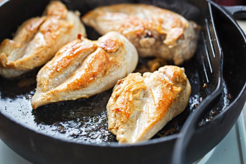 <p><strong>Бульон</strong></p>

<p>Вероятно мнозина от домакините използват бульона от пилето за приготвяне на супи или сосове. Оказва се, че това е огромна грешка!</p>

<p>Ако искате да се избавите до голяма степен от хормоните, съдържащи се в пилето, трябва да изхвърлите бульона, след като месото се свари.</p>

<p>Истината е, че ако пилето не е домашно, в този бульон на практика няма нищо полезно. Той може само и единствено да навреди на организма ви.</p>