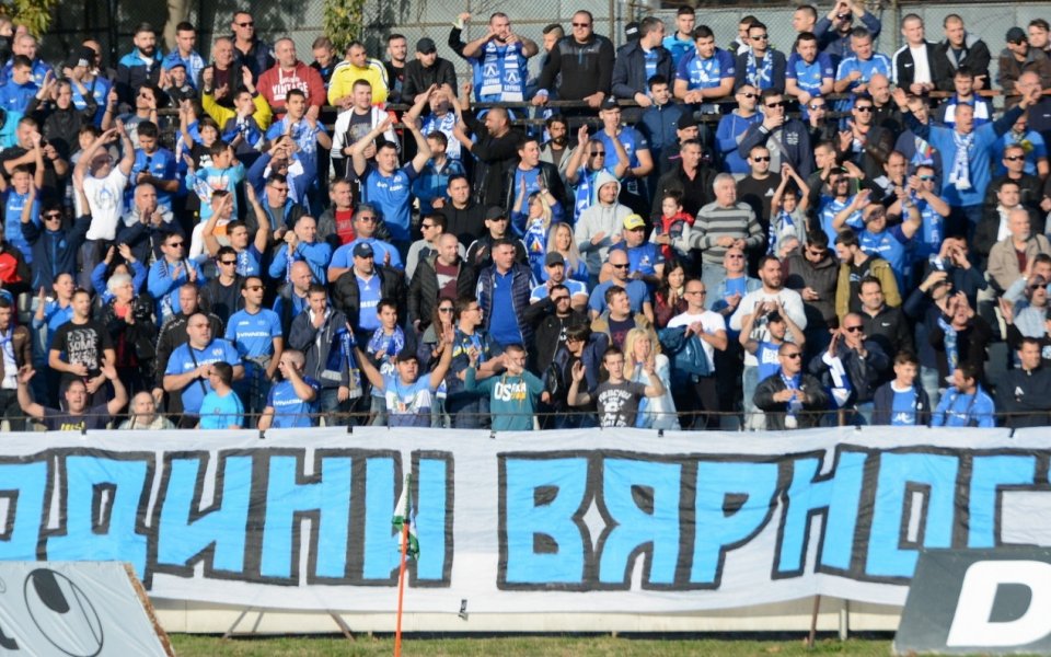 Феновете на Левски са станали жертва на засада по време