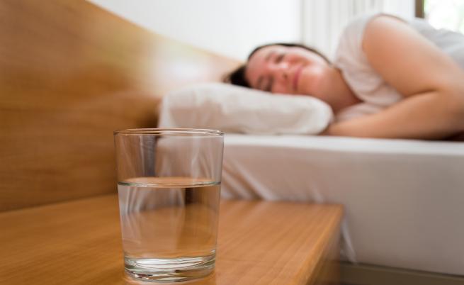 Една чаша вода преди сън ни кара да сме щастливи