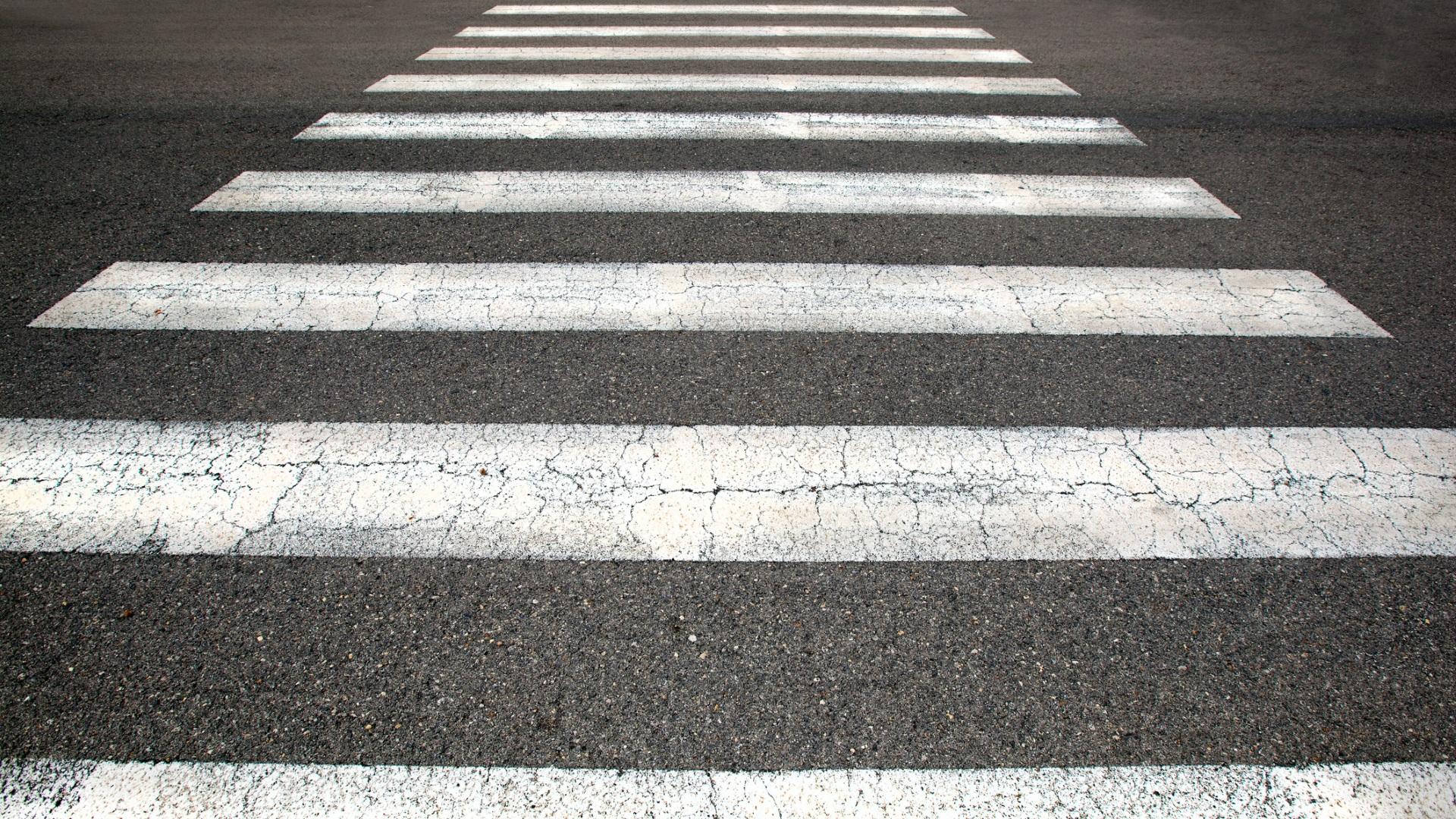 Две деца пострадаха след като бяха ударени от джип на