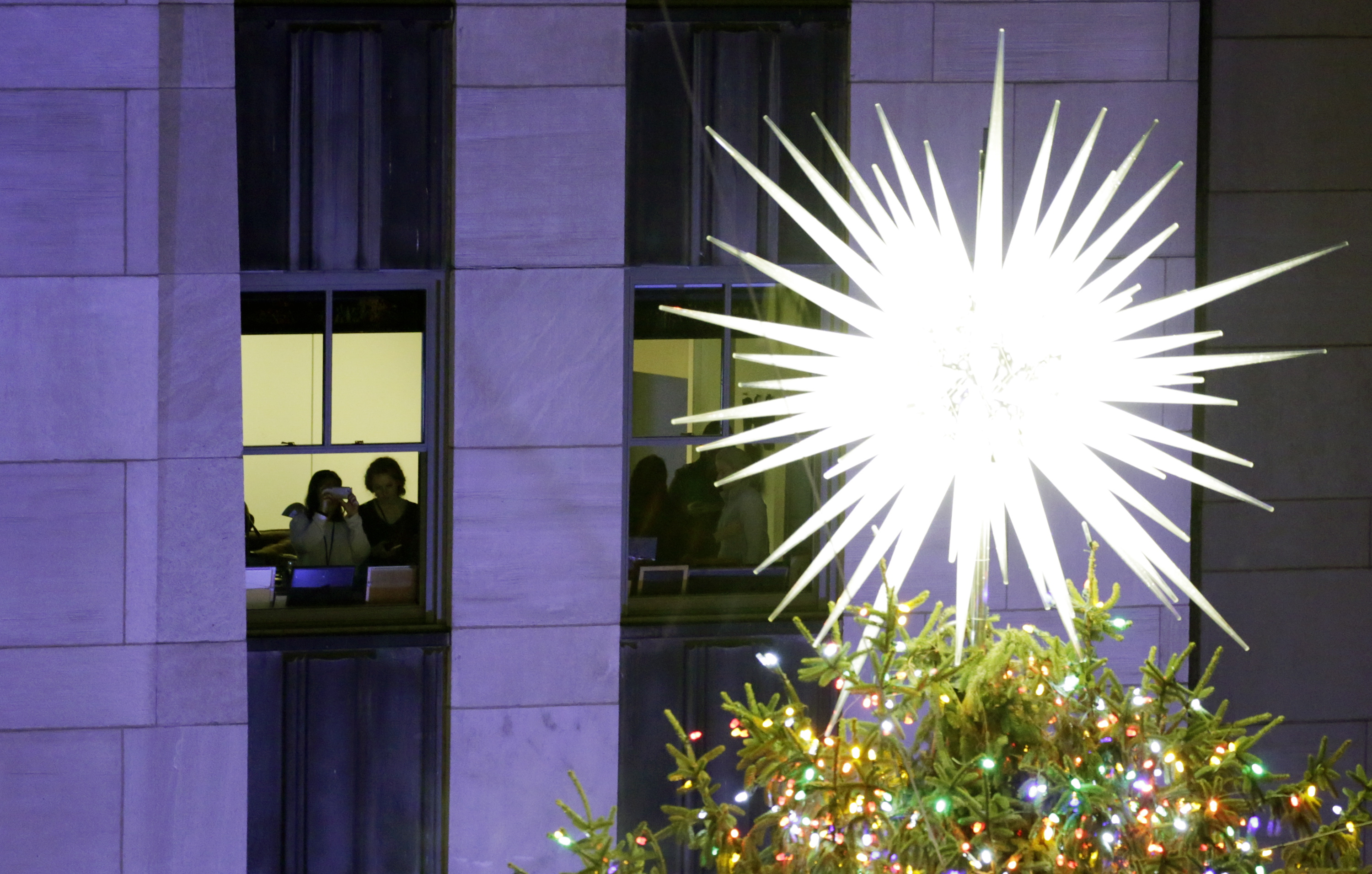 Светлините на голям норвежки смърч, инсталиран пред центъра "Рокфелер" в Ню Йорк, бяха запалени по традиция преди Коледа.