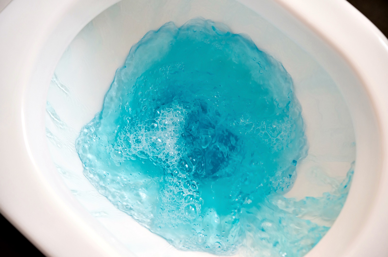 Син или зелен цвят<br />
Звучи невероятно водата в тоалетната чиния да се оцвети в синьо или зелено, след като сме уринирали, освен ако не сме сложили препарат за почистване с мирис на океан или борче, но е съвсем възможно. Този феномен в тоалетната може да се появи вследствие на боя в храната или пък генетично заболяване. За да се подсигурите, че не е второто, по-добре отново говорете с лекар.