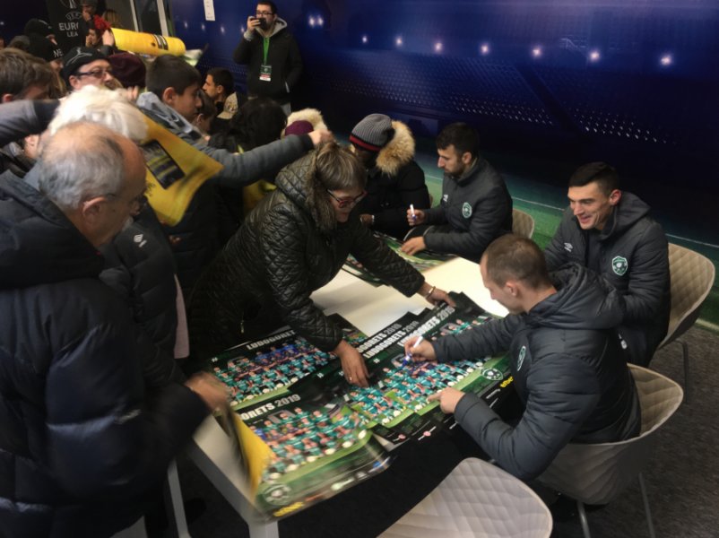 Стотици фенове си взеха автограф от футболистите на Лудогорец1