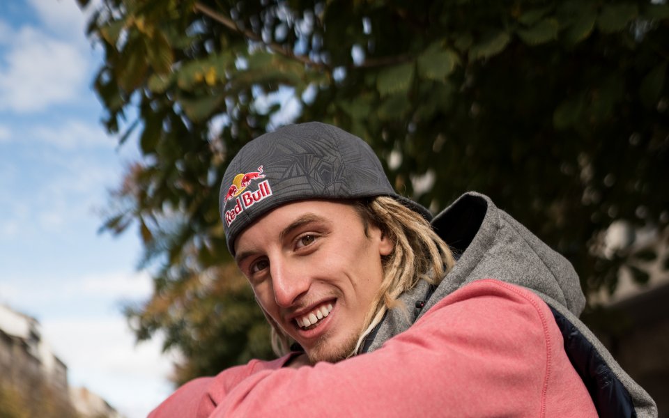 Никола Абаджиев е пристрастен към екстремното. Обича да лети с