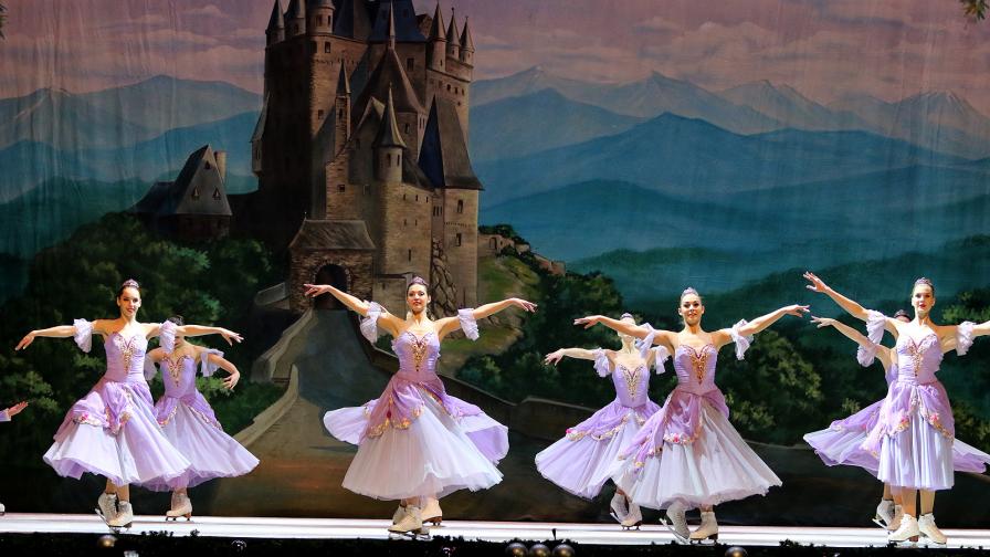 Спектакъл класиката Лебедово езеро изпълнение Руски държавен балет на лед