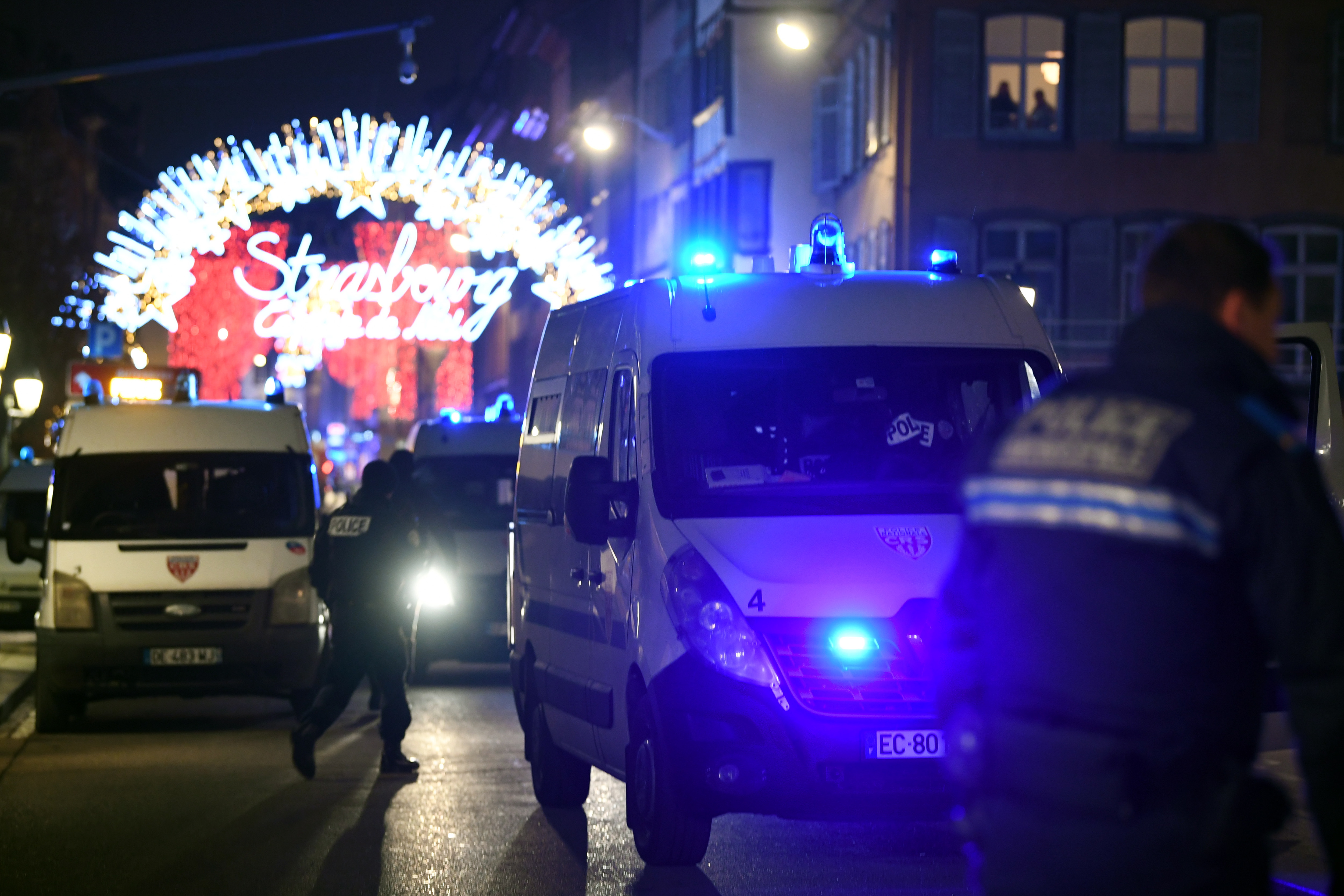 Френската полиция подозира, че стрелбата близо до коледния базар в Страсбург е терористичен акт, предаде ДПА. Полицията съобщи, че при инцидента са загинали четирима души и са били ранени 11. Нападателят е избягал от местопрестъплението и се издирва. Той е бил ранен след престрелка с полицията.
