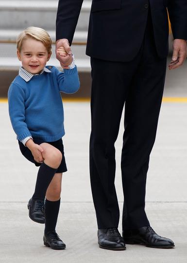 <p><strong>Малкият Джордж винаги носи къси панталони</strong></p>

<p>Винаги когато малкият принц Джордж се появява публично, той носи къси панталонки. В много общества дългите панталони се носят предимно от възрастни. Носенето на дълги панталони от малко момче е присъщо на средната класа. Да не забравяме, че малкият Джордж един ден ще бъде кралят на Англия. Това е дългогодишна семейна традиция. Когато са деца, Уилям и Хари също носят само къси панталони. И ако се върнем още по-назад във времето можем да видим, че същото е било и с принц Чарлз.</p>