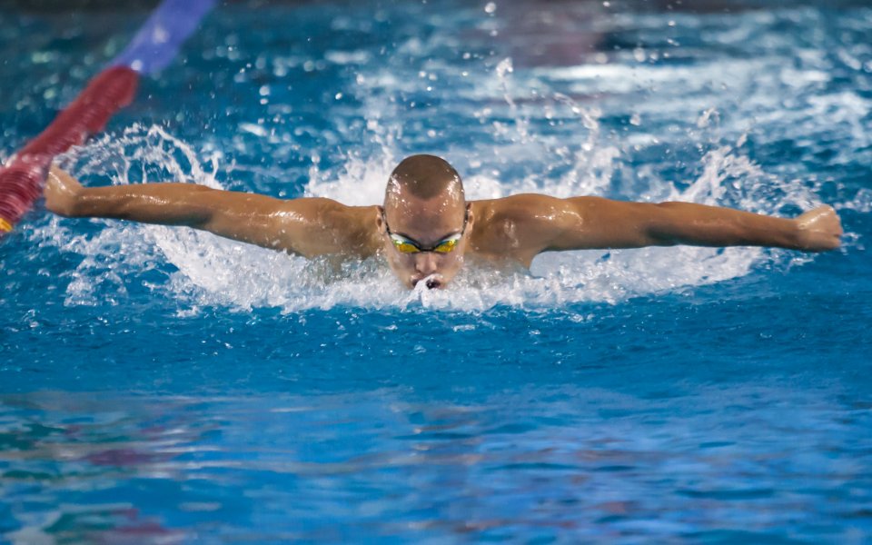 Антъни Иванов с 3 златни медала, нов рекорд на 200 метра