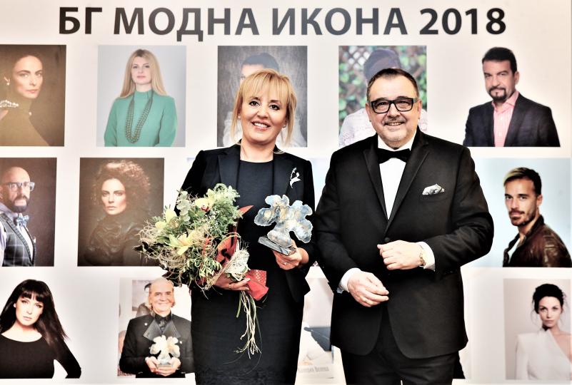 <p>Мая Манолова, омбудсман на Република България, със специалната награда за най-стилен политик и общественик и в компанията на&nbsp;&nbsp;проф. Любомир Стойков.</p>