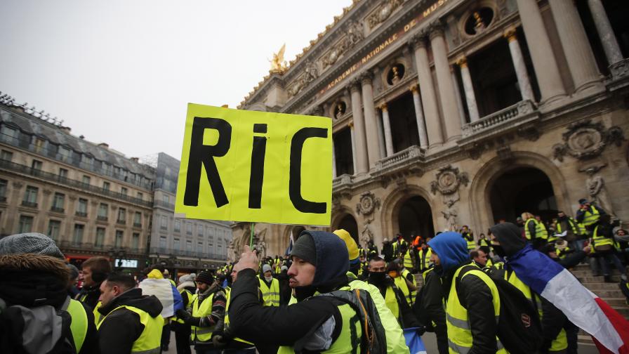 <p>Сблъсъци, арести и демокрация в Париж</p>