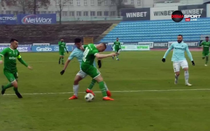 Грубиянинът Моци пак мина метър под носа на рефера