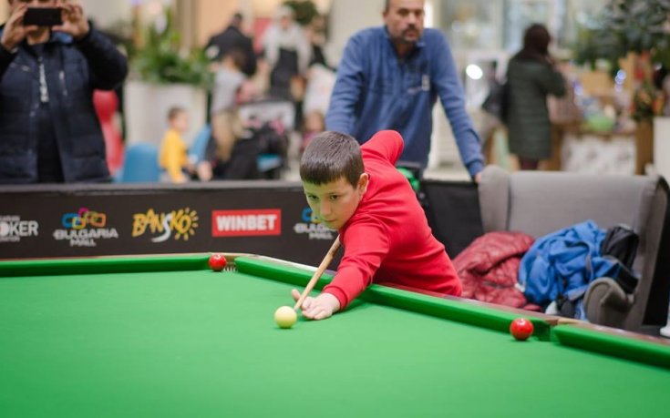 Над 300 деца се запознаха със снукъра